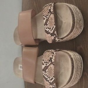 Steve Madden women's two strap Faux snakeskin style sandal shoes size 9.5M